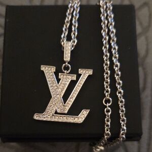 Elegant Silver Pendant Necklace